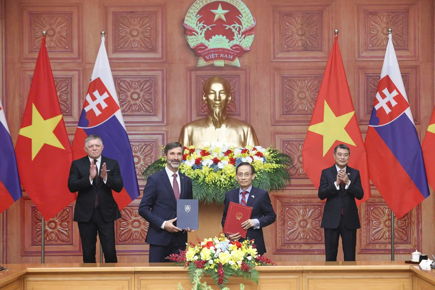 Thủ tướng Lê Minh Hưng và Thủ tướng Robert Fico chứng kiến trao Bản ghi nhớ hợp tác giữa Bộ Ngoại giao Việt Nam và Bộ Ngoại giao và các vấn đề châu Âu của Slovakia. (Ảnh: Như Ý) Việt Nam và Slovakia nâng cấp quan hệ lên Đối tác chiến lược - Ảnh 4.