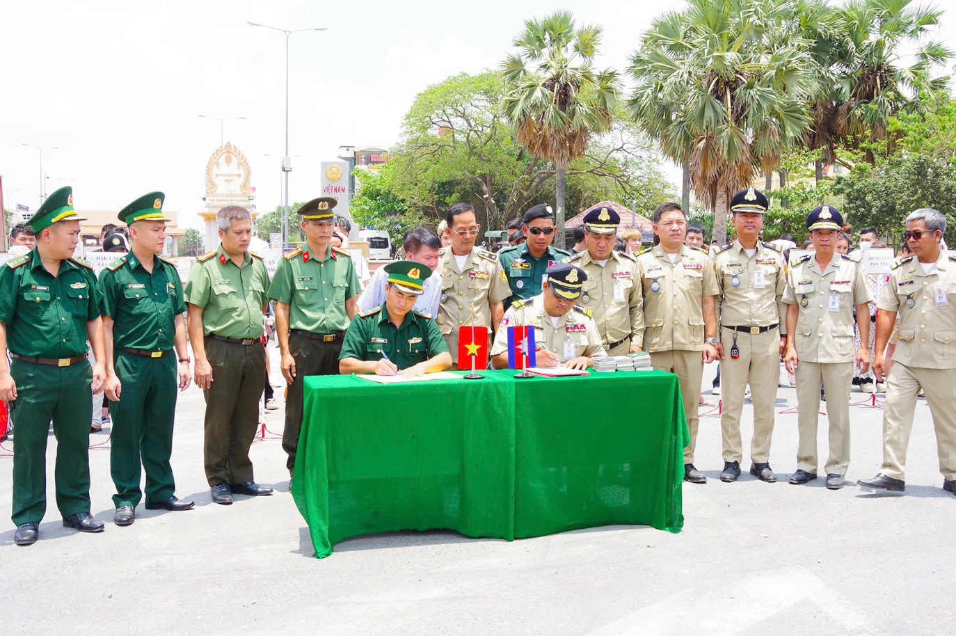 Tiếp nhận 73 'Việt kiều' do Campuchia trao trả