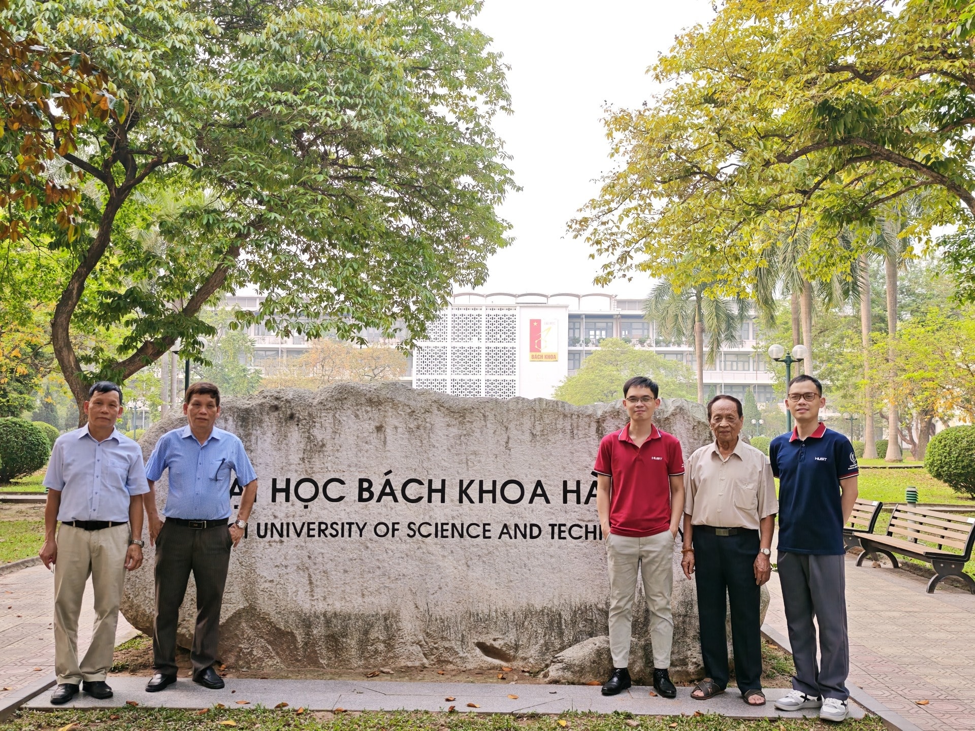 Gia đình '3 đời học Bách khoa' gây bão mạng: Ông đỗ ĐH năm 16 tuổi, được giữ làm giảng viên, con cháu được tuyển thẳng, đi du học