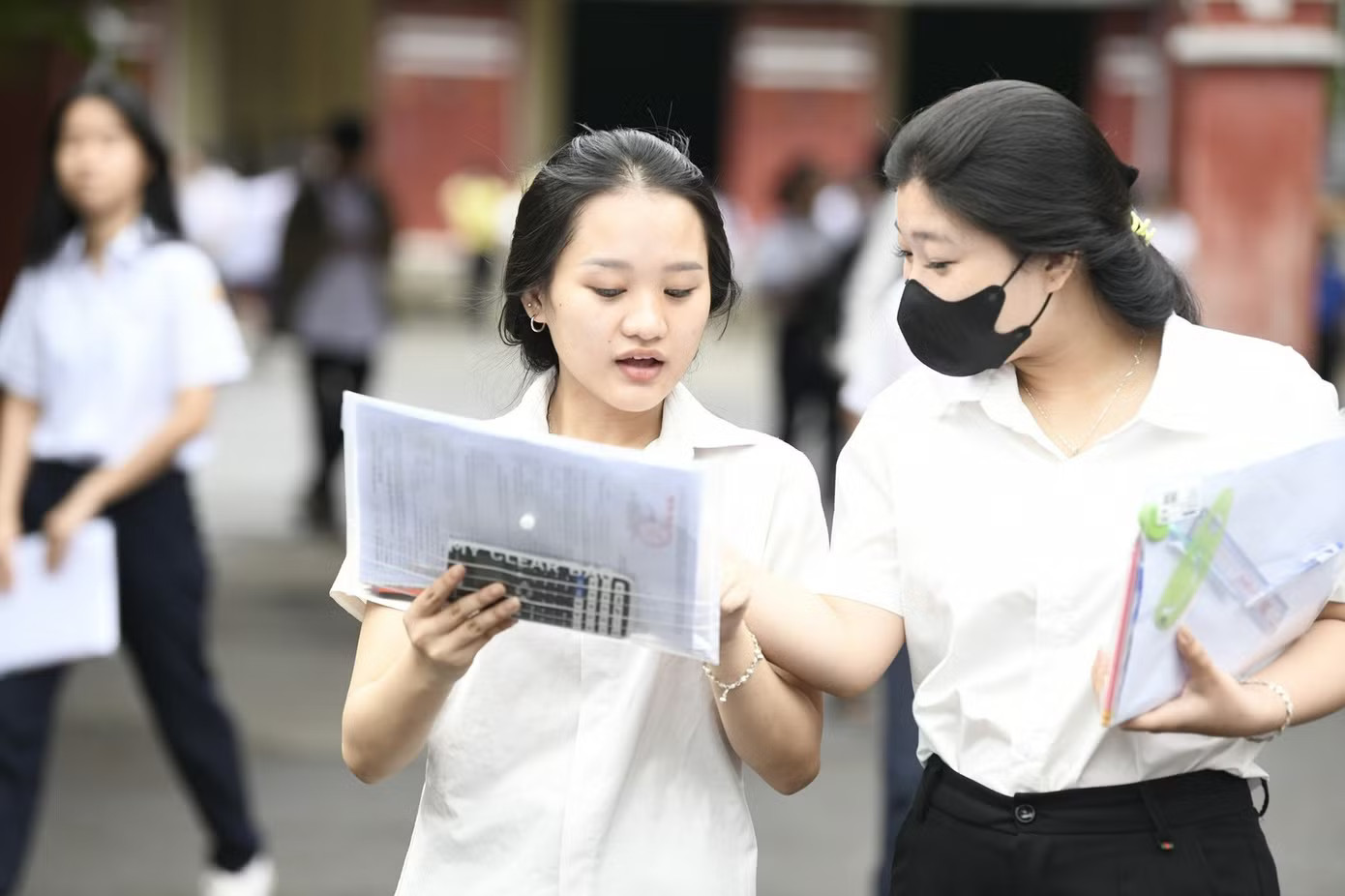 Thí sinh dự thi tốt nghiệp THPT 2025. Ảnh: NHƯ Ý Thi tốt nghiệp THPT 2026: Sức ép từ quy mô 'khủng' - Ảnh 1.