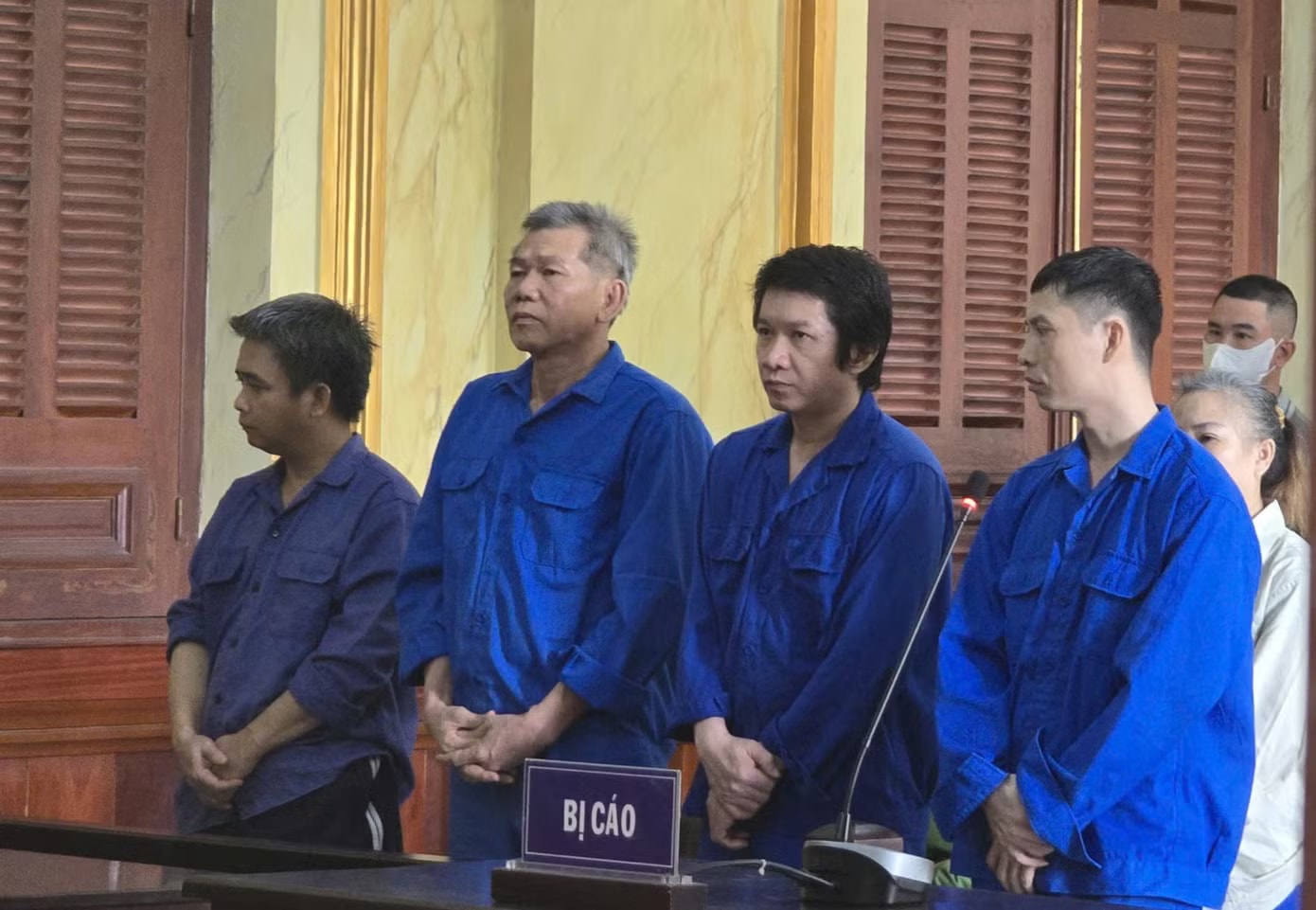 Xét xử nhóm cựu cán bộ 'động tay' vào hồ sơ giúp nhiều đối tượng 'né' cai nghiện bắt buộc - Ảnh 1.