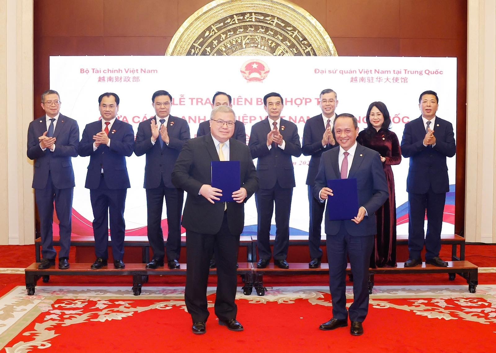 Vietnam Airlines bắt tay loạt đối tác Trung Quốc, ký kết hợp đồng nghìn tỷ nhằm mở rộng thị trường Vietnam Airlines bắt tay loạt đối tác Trung Quốc, ký kết hợp đồng nghìn tỷ nhằm mở rộng thị trường