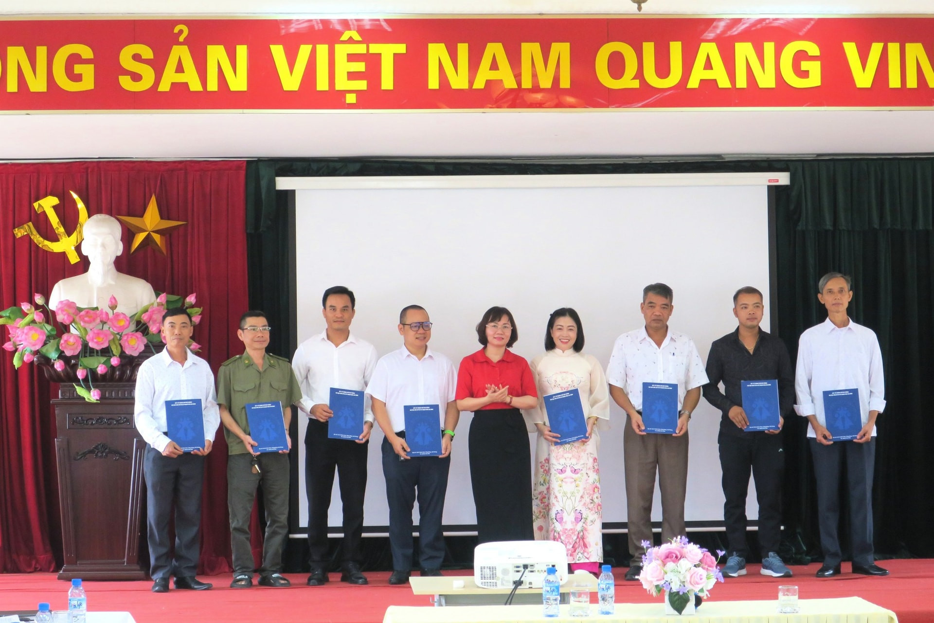 phu-nu-sinh-2-con-hai-phong.jpg