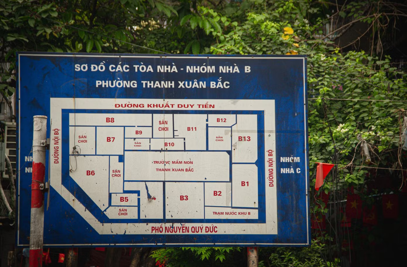 Dù từng có kế hoạch xây tổ hợp 26 tầng giai đoạn 2004-2011, dự án cải tạo khu tập thể Thanh Xuân Bắc vẫn chưa thực hiện sau khi lấy ý kiến người dân. Hiện trạng khu tập thể 60 tòa nhà Thanh Xuân Bắc trước đề xuất cải tạo - Ảnh 2.