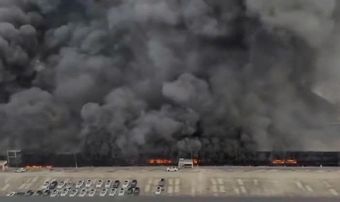 Gara cao tầng của gã khổng lồ xe điện chìm trong biển lửa, hàng loạt xe biến thành sắt vụn