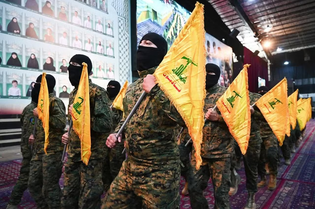 Những người ủng hộ phong trào Hezbollah tại Li-băng. (Ảnh: Getty Images) Israel - Li-băng lần đầu đàm phán trực tiếp - Ảnh 1.