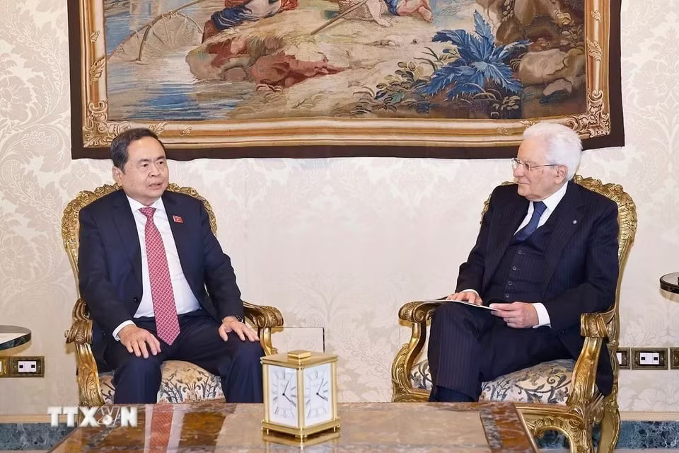 Chủ tịch Quốc hội Trần Thanh Mẫn hội kiến Tổng thống Italy Sergio Mattarella. Ảnh: Doãn Tấn/TTXVN. Việt Nam đề nghị Italy mở rộng hợp tác đào tạo nhân lực chất lượng cao - Ảnh 2.