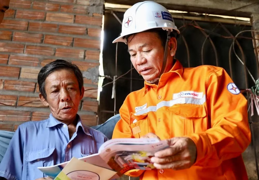 EVN cho rằng, việc thay đổi giờ cao điểm, thấp điểm sử dụng điện hiện nay sẽ gây nguy cơ phát sinh khiếu nại từ khách hàng. Bộ Công Thương đề xuất đổi giờ cao điểm sử dụng điện, EVN lo xảy ra tranh chấp - Ảnh 1.