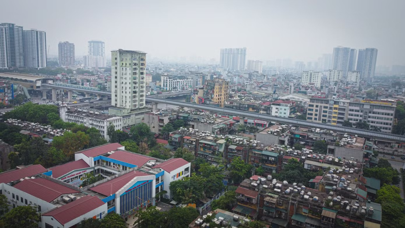 Xây dựng giai đoạn 1978-1987, khu tập thể Thanh Xuân Bắc gồm 60 tòa nhà 5 tầng. Theo kết quả kiểm định tháng 3/2026, hơn một nửa số tòa tại đây đã xuống cấp, trong đó 9 tòa xếp loại C và 30 tòa loại B. Hiện trạng khu tập thể 60 tòa nhà Thanh Xuân Bắc trước đề xuất cải tạo - Ảnh 1.