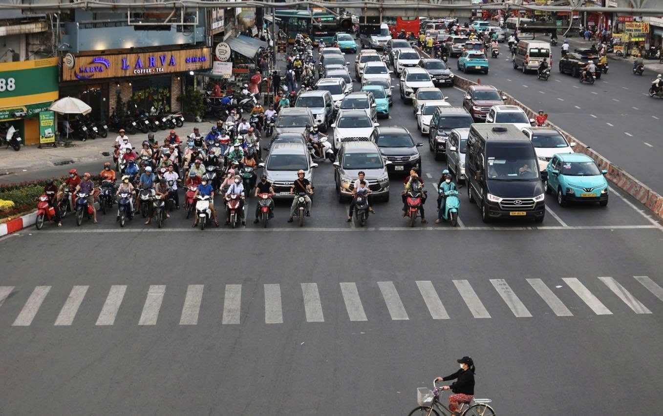 Người tham gia giao thông có thể bị phạt 600.000 đồng nếu dừng đèn đỏ kiểu này