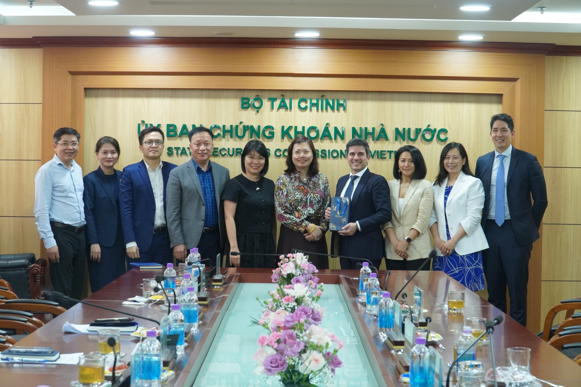 FTSE Russell làm việc với UBCKNN, hé mở lộ trình đưa cổ phiếu Việt vào rổ chỉ số toàn cầu 73.000 tỷ USD