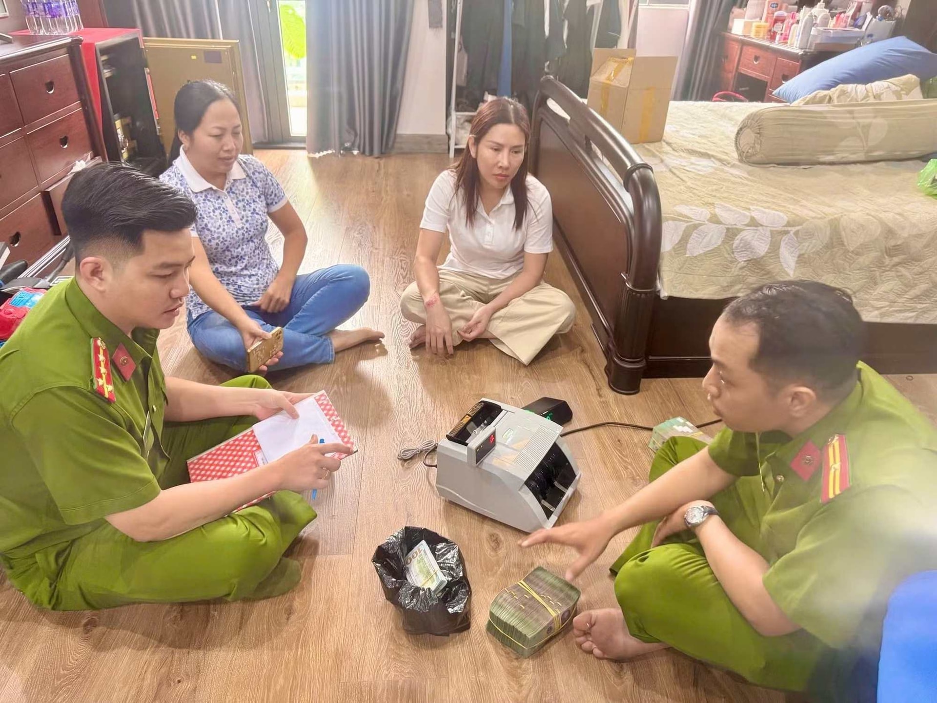 Gần 100 trinh sát khám xét 6 địa điểm, bắt nữ Giám đốc SN 1977, thu hơn 50.000 USD, hàng chục cuốn sổ đỏ