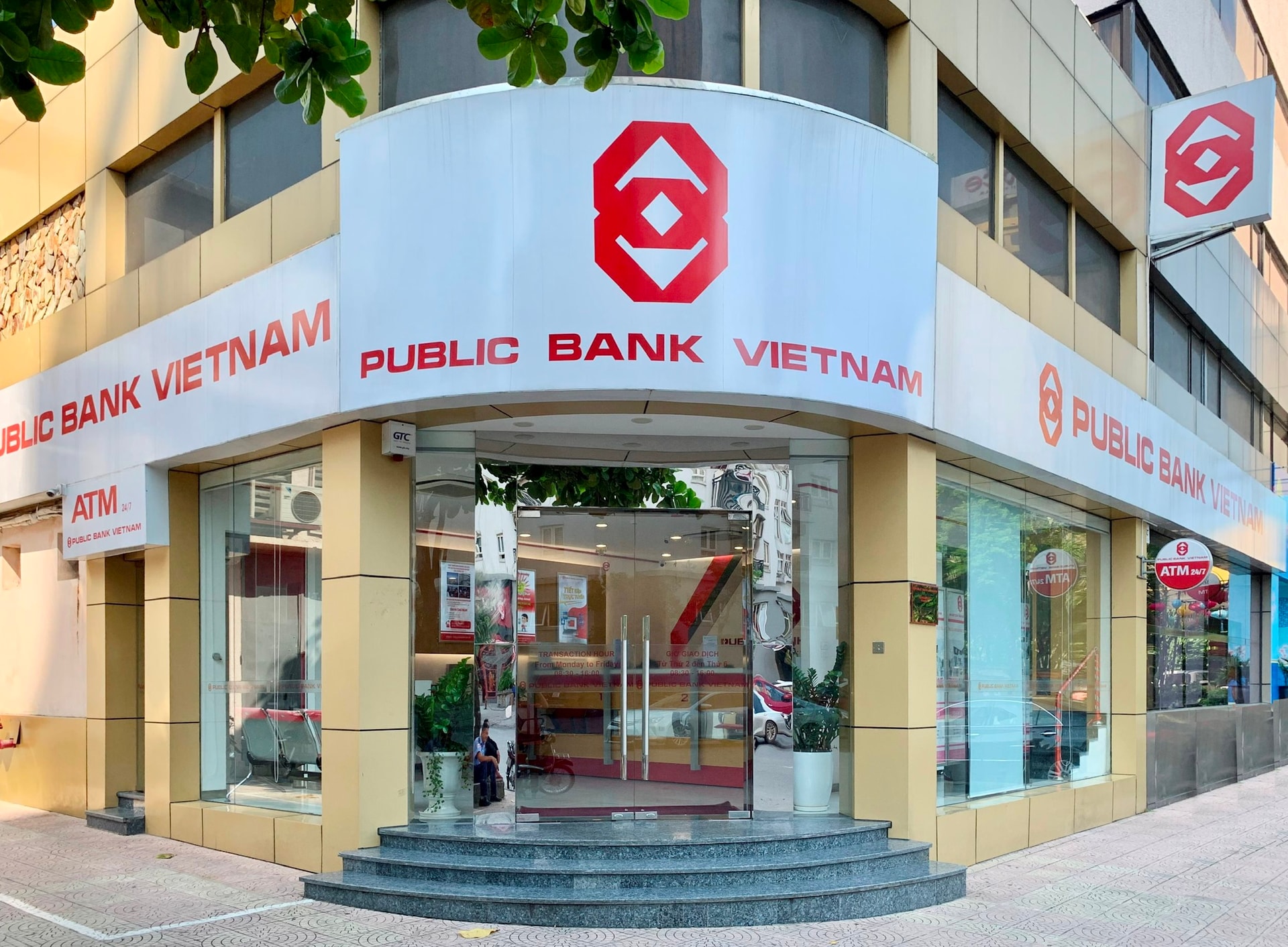 public_bank_2111164347.jpg