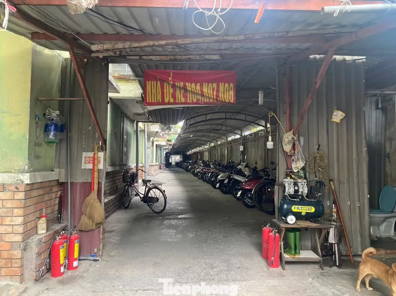 Chung cư K26 ở Gò Vấp, TPHCM tận dụng khu vực lối đi chung làm bãi giữ xe. Quy định mới về nơi để xe trong chung cư TPHCM - Ảnh 1.
