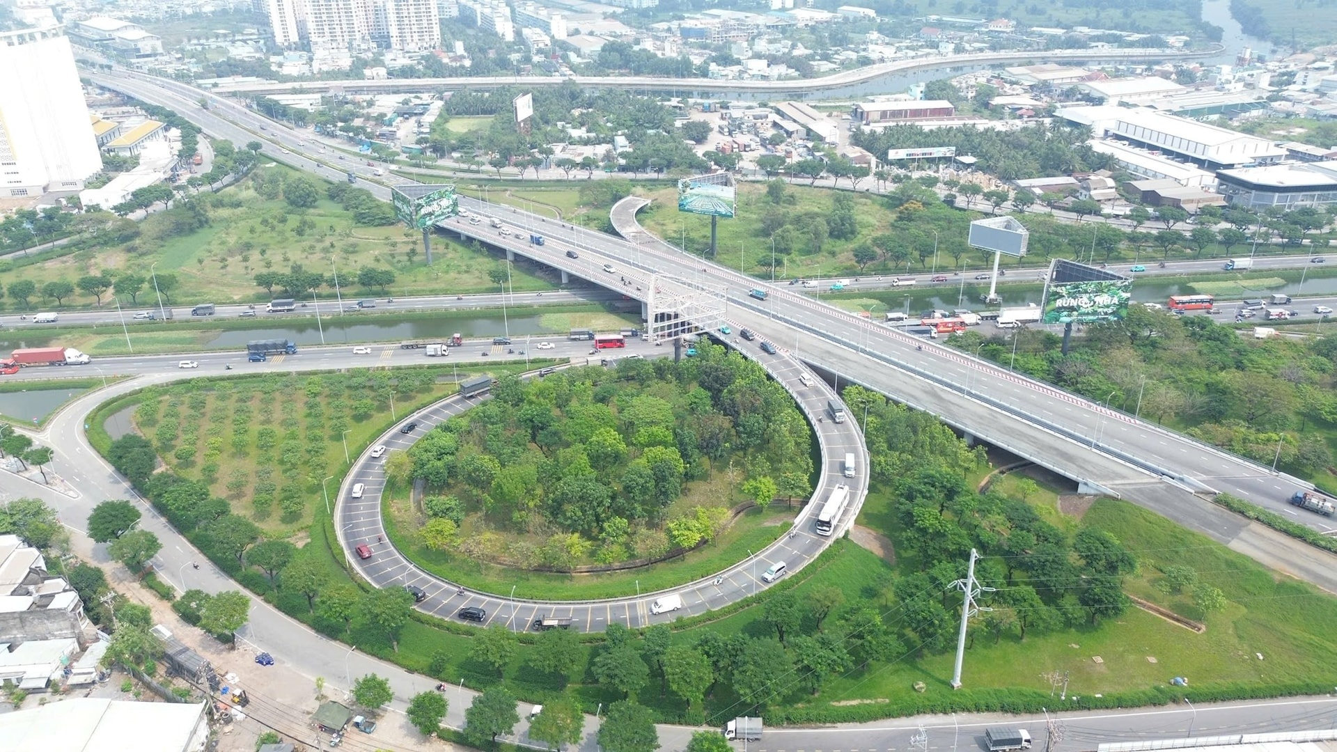 Thành phố giàu nhất Việt Nam sắp làm tuyến đường 16.000 tỷ, giải cứu kẹt xe cửa ngõ phía Tây- Ảnh 1. Thành phố giàu nhất Việt Nam sắp làm tuyến đường 16.000 tỷ, giải cứu kẹt xe cửa ngõ phía Tây- Ảnh 1.