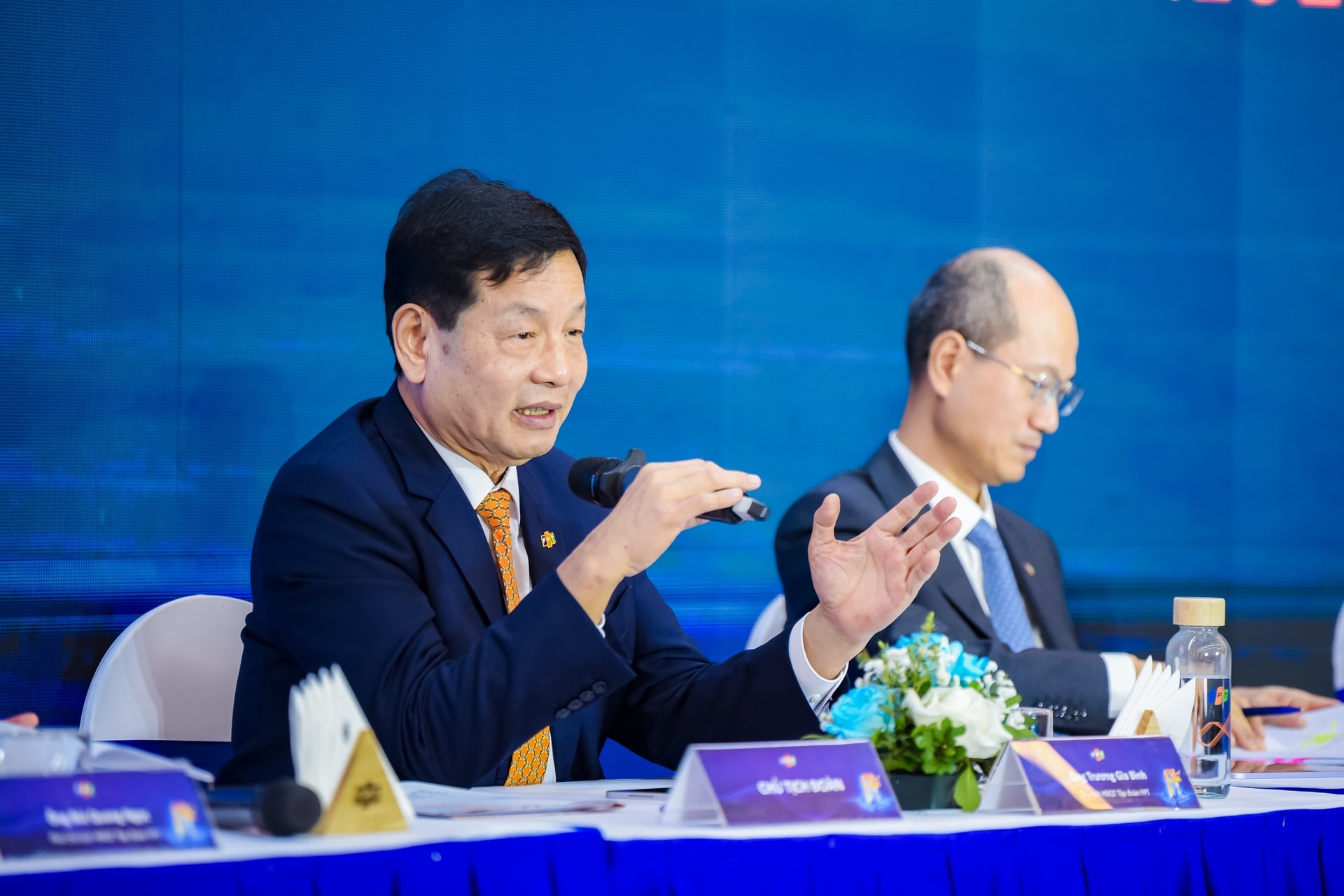 Chủ tịch Trương Gia Bình nói gì khi cổ đông so sánh FPT với Vingroup?