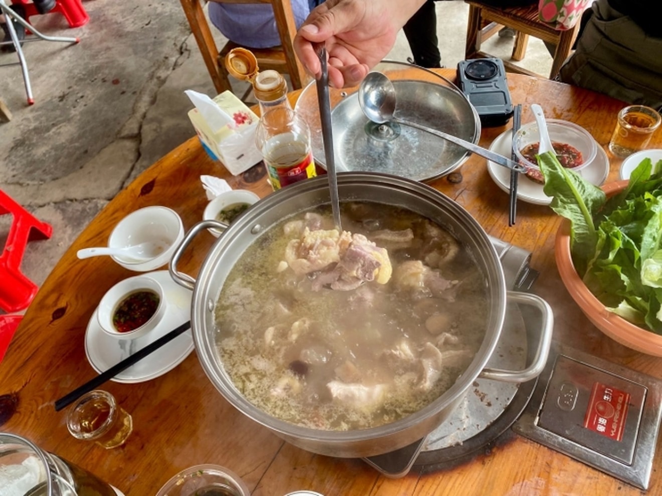 Chặt gà phồng rộp cả tay, kiếm gần 20 triệu mỗi ngày, ông chủ quán lẩu kiệt sức đến mức nói luôn công thức bí truyền 30 năm để... 'đuổi khách'