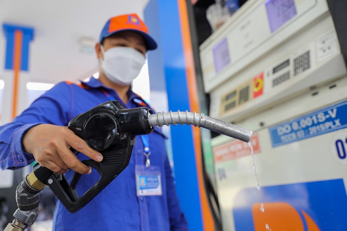 Nóng: Thuế xăng dầu chính thức về 0% từ hôm nay Nóng: Thuế xăng dầu chính thức về 0% từ hôm nay