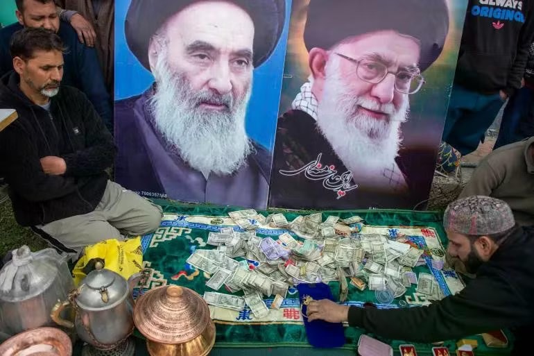 Người dân Kashmir quyên góp tiền vàng, trẻ em đập lợn đất ủng hộ Iran - Ảnh 2.