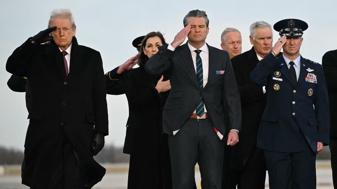 Tổng thống Mỹ Donald Trump, Chủ tịch Hội đồng Tham mưu trưởng Liên quân Dan Caine và Bộ trưởng Chiến tranh Pete Hegseth giơ tay chào kiểu nhà binh. Ảnh: Getty Images. Ngoài phong tỏa, Mỹ săn đuổi các tàu liên quan Iran trên toàn cầu, 'bảo đảm Tehran không bao giờ có vũ khí hạt nhân' - Ảnh 2.