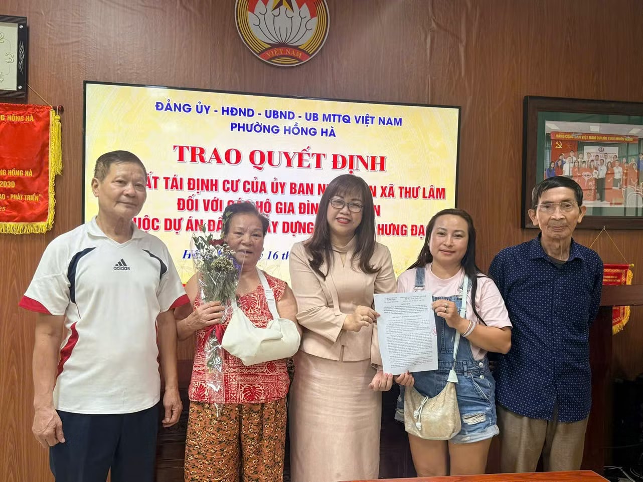 Đại diện UBND phường Hồng Hà trao quyết định giao đất tái định cư cho người dân Dự án cầu Tứ Liên, cầu Trần Hưng Đạo: Giao đất tái định cư cho 56 hộ dân - Ảnh 1.