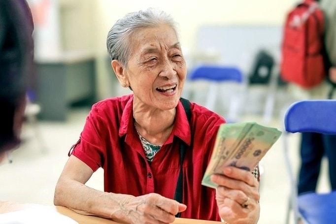 Nếu được thông qua mức lương cơ sở mới, từ 1/7/2026 những người được nhận Huy hiệu Đảng 30 năm tuổi Đảng dự kiến sẽ nhận số tiền 3.795.000 đồng. Ảnh minh họa 