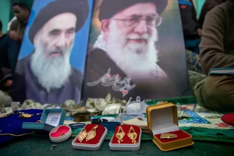 Người dân Kashmir quyên góp tiền vàng, trẻ em đập lợn đất ủng hộ Iran - Ảnh 1.