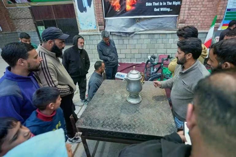 Người dân Kashmir quyên góp tiền vàng, trẻ em đập lợn đất ủng hộ Iran - Ảnh 5.
