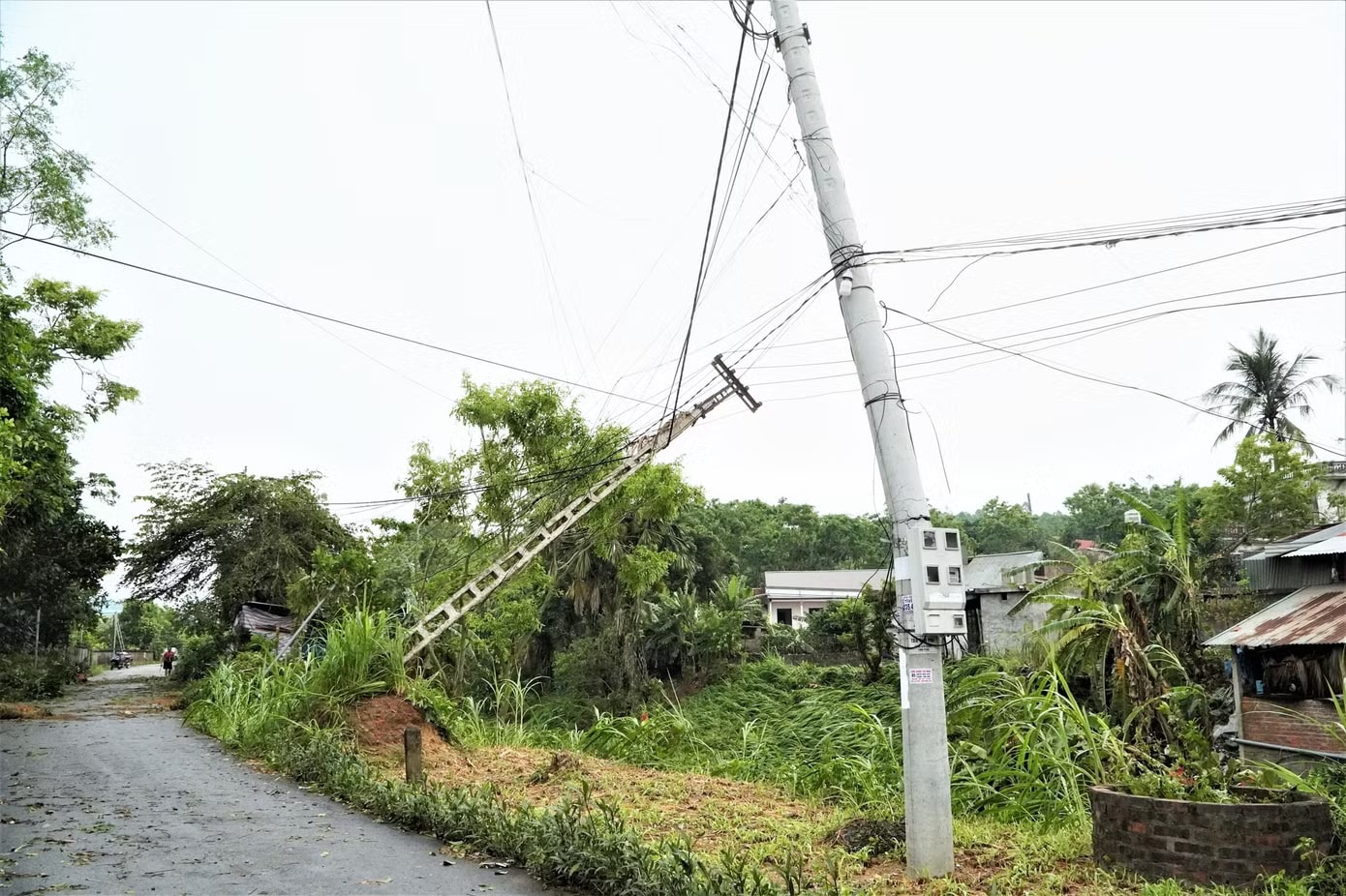 Giông lốc làm tốc mái nhiều nhà dân, sập giàn giáo, gãy đổ cột điện ở Phú Thọ - Ảnh 3.