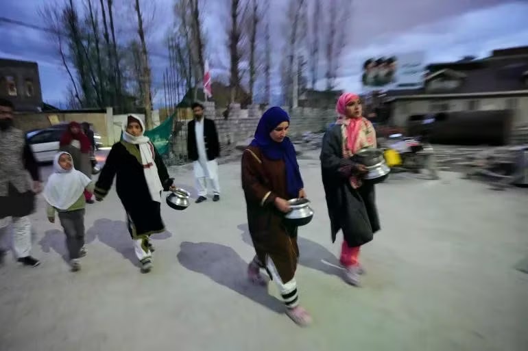 Người dân Kashmir quyên góp tiền vàng, trẻ em đập lợn đất ủng hộ Iran - Ảnh 4.