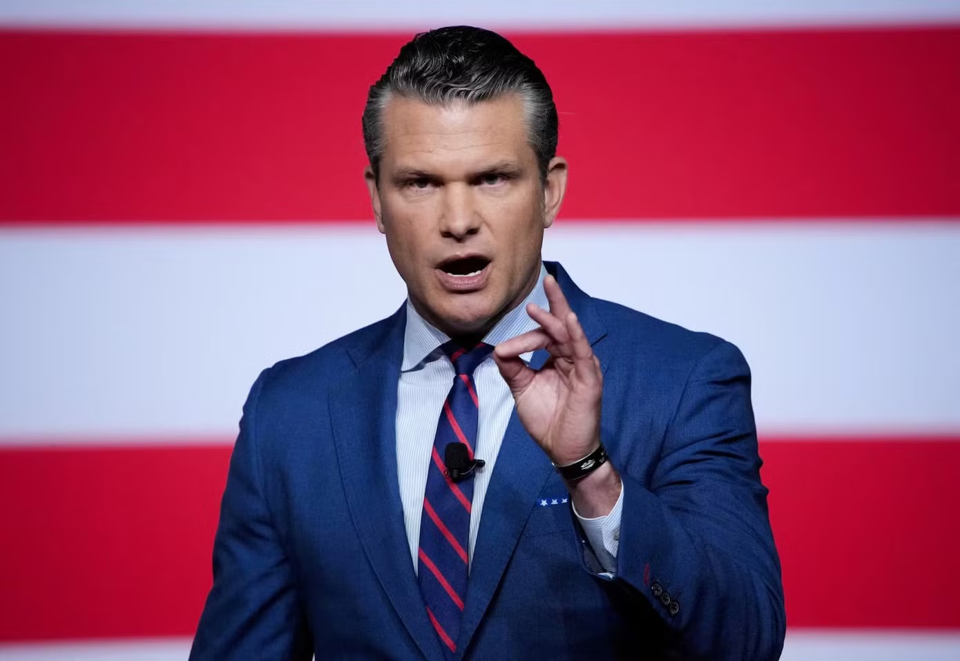 Nghị sĩ Mỹ đòi luận tội Bộ trưởng Chiến tranh Hegseth vì tấn công Iran không qua Quốc hội - Ảnh 1.