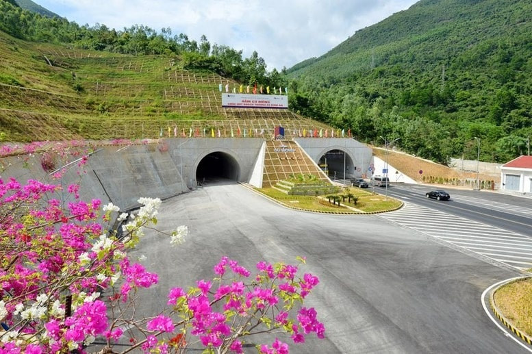 Sắp khởi công hầm xuyên núi dài thứ 3 Việt Nam, rút ngắn quãng đường qua con đèo hiểm trở ở miền Trung- Ảnh 1. Sắp khởi công hầm xuyên núi dài thứ 3 Việt Nam, rút ngắn quãng đường qua con đèo hiểm trở ở miền Trung- Ảnh 1.