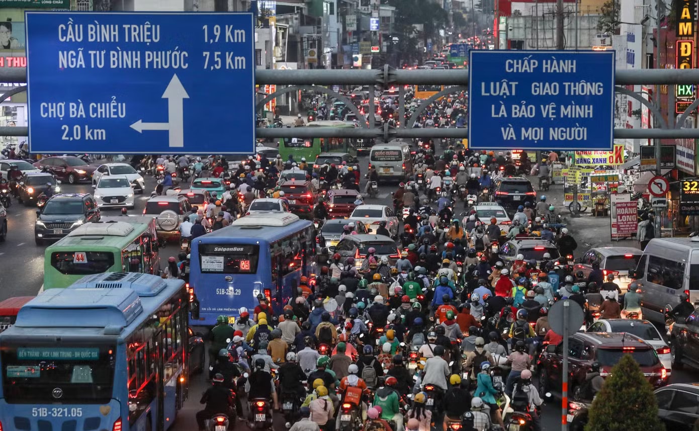Vì sao người dân chưa mặn mà với xe buýt ở TPHCM? - Ảnh 1.