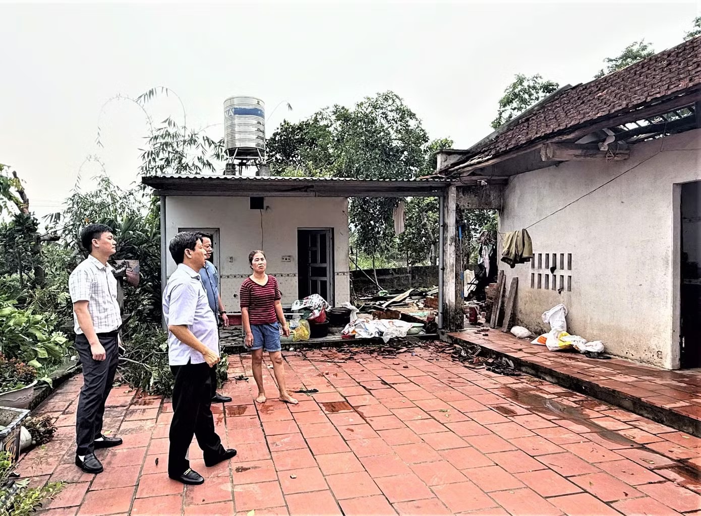 Giông lốc làm tốc mái nhiều nhà dân, sập giàn giáo, gãy đổ cột điện ở Phú Thọ - Ảnh 1.