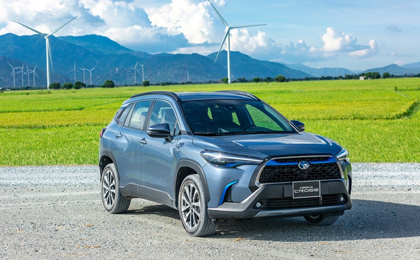 Vừa quyết xoay trục sang Hybrid để tăng sức cạnh tranh trong cuộc đua thị phần, hãng taxi 22 năm tuổi đã phải bán bớt xe, lãi giảm sốc