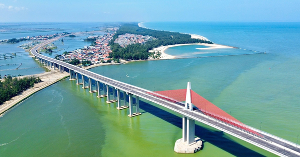 Chỉ hơn 10 ngày nữa, cây cầu vượt biển dài nhất miền Trung chính thức thông xe, kết thúc hơn 100 năm di chuyển bằng đò của người dân đôi bờ