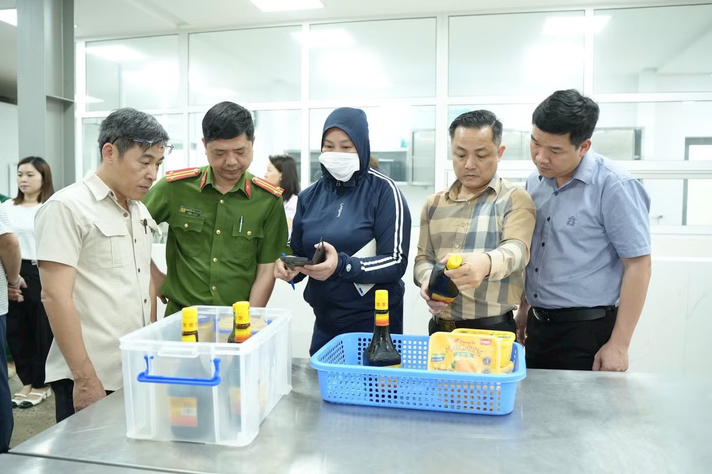 Hà Nội lập 3 đoàn liên ngành kiểm tra đột xuất về an toàn thực phẩm tại 126 xã phường - Ảnh 1.