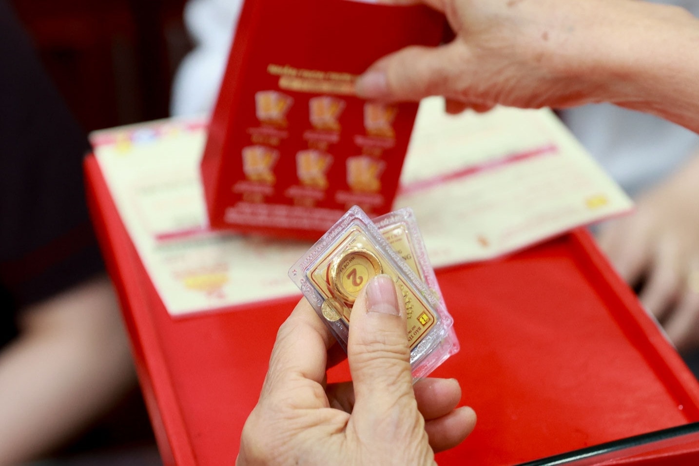 Giá vàng tuần này (13/4-18/4): Đảo chiều liên tục, nhà đầu tư ‘trở tay không kịp’