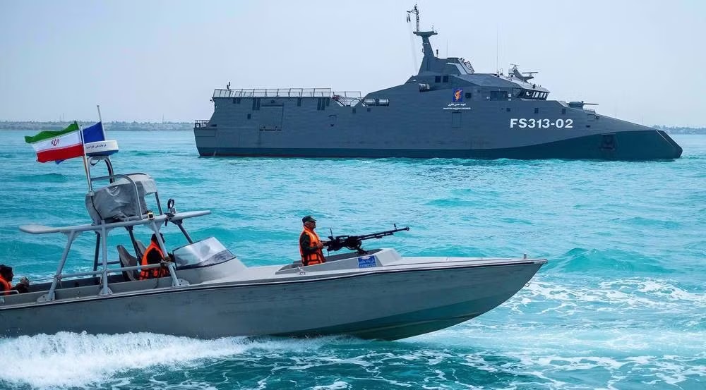 Iran tuyên bố duy trì kiểm soát eo biển Hormuz - Ảnh 1.