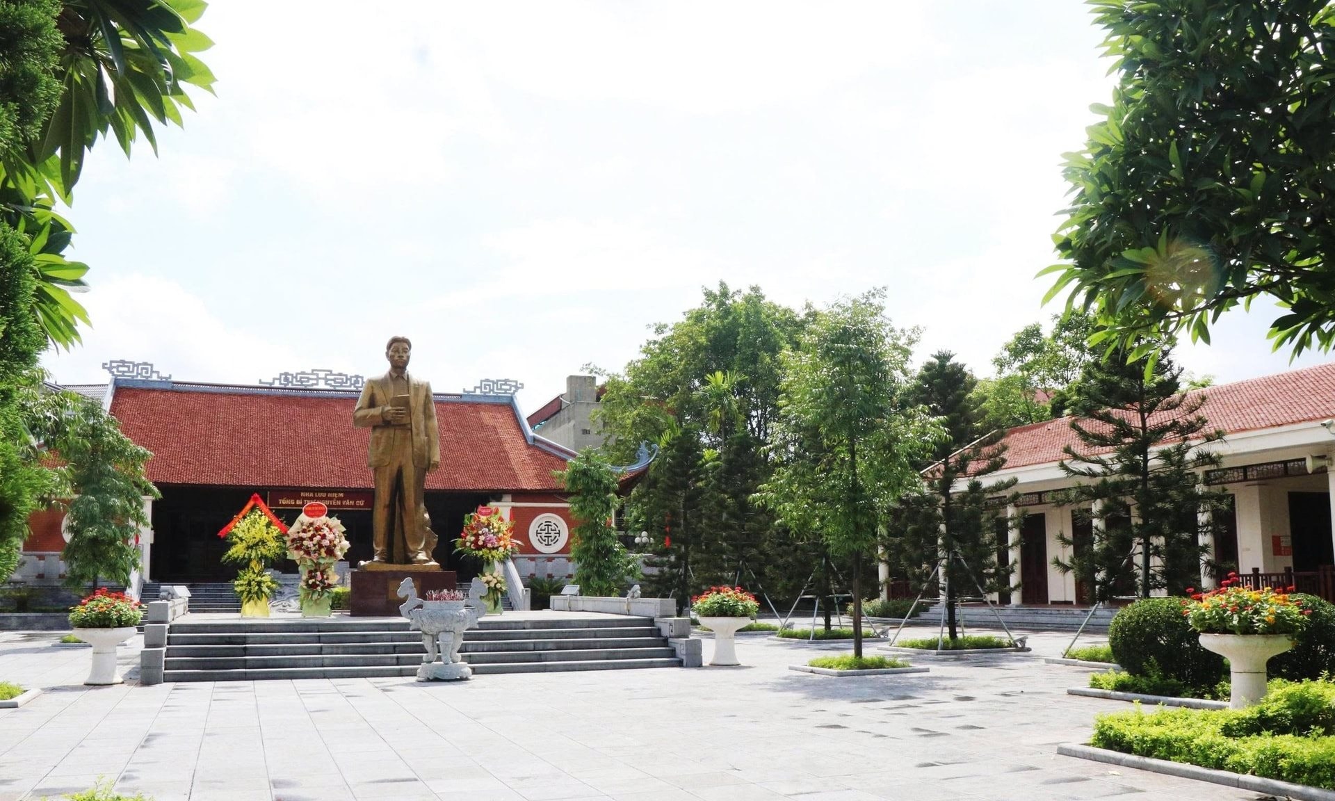 Tổng Bí thư quê Bắc Ninh, giữ cương vị quan trọng khi mới 26 tuổi, tên được đặt cho nhiều tuyến đường, trường học trên cả nước