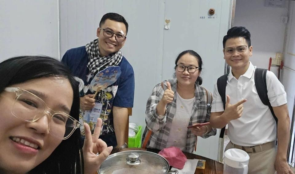 Khách Việt tận mắt chứng kiến cảnh khó tin tại quán lẩu gà 'càng đuổi càng đông', nói thẳng trải nghiệm về món ăn đang khiến người Trung Quốc phát cuồng