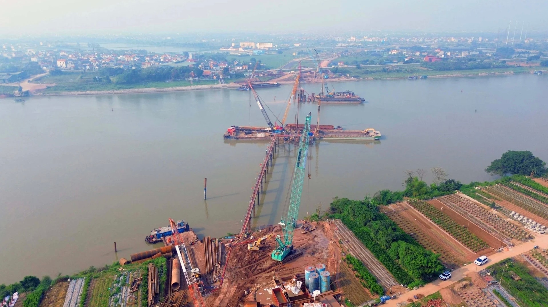 Sau 8 tháng khởi công, siêu cầu gần 12.000 tỷ bắc qua dòng sông biểu tượng của Thủ đô sắp bước vào giai đoạn then chốt- Ảnh 1.