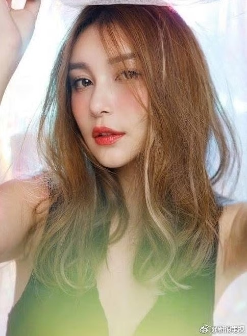 Lý Vũ Đồng sinh năm 1988, tên thật là Lý Lộ Y, là người mẫu hạng C. Ản