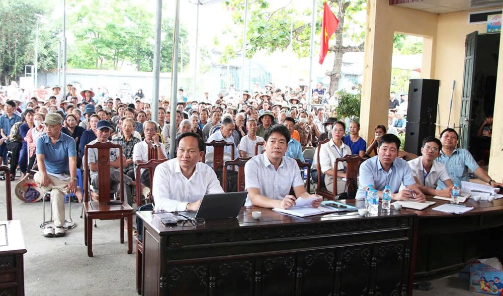 Hàng trăm người dân ngồi chật kín hội trường để nghe thông tin bồi thường tại dự án sân bay 196.000 tỷ đồng