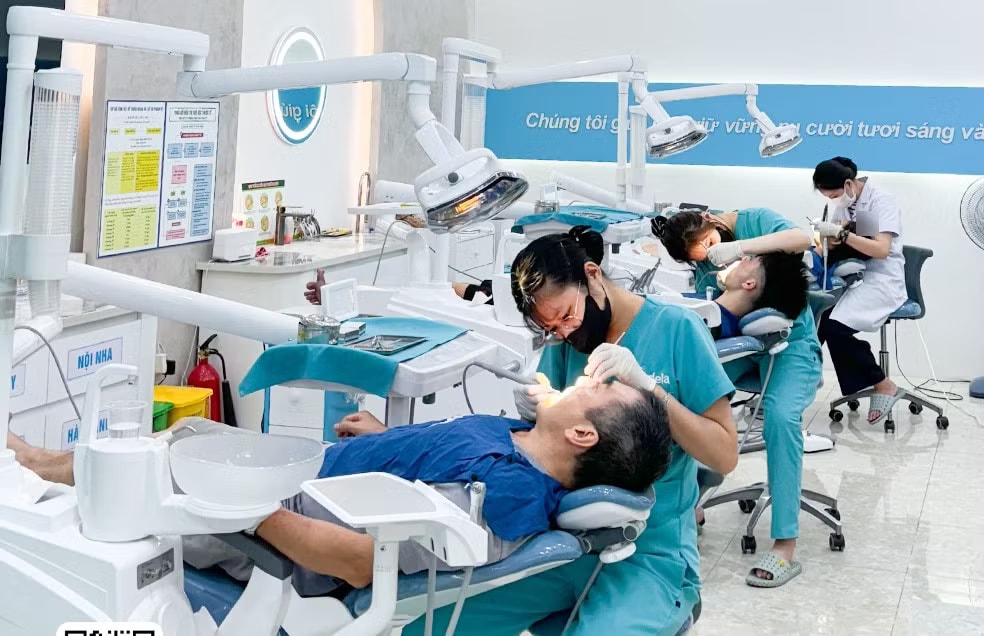 Bệnh nhân tới thăm khám, điều trị tại một phòng khám Nha khoa A trên đường Ngọc Trì, Hà Nội Góc khuất phòng khám nha khoa: Vạch chiêu moi tiền làm răng sứ - Ảnh 2.