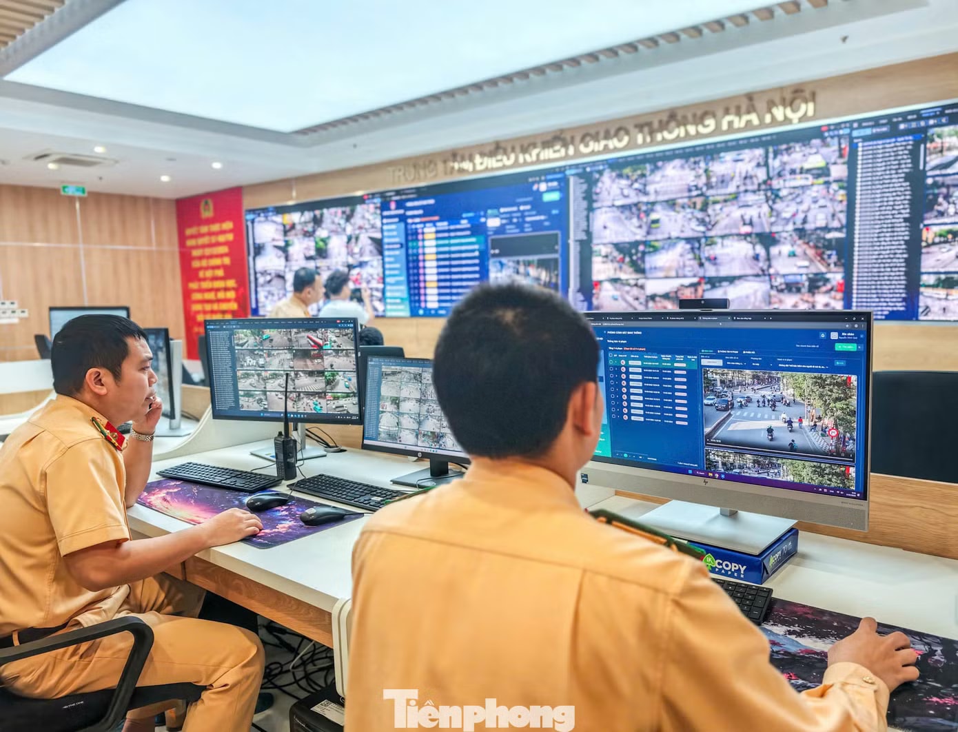 Thông qua hệ thống camera AI phát hiện vi phạm. Hà Nội: CSGT dùng flycam kết hợp camera AI xử lý xe dừng đỗ sai quy định - Ảnh 3.