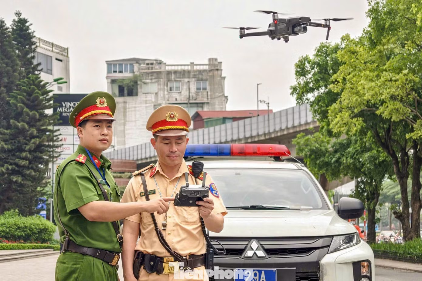 Cảnh sát dùng flycam kết hợp với camera AI xử lý vi phạm giao thông. Hà Nội: CSGT dùng flycam kết hợp camera AI xử lý xe dừng đỗ sai quy định - Ảnh 1.