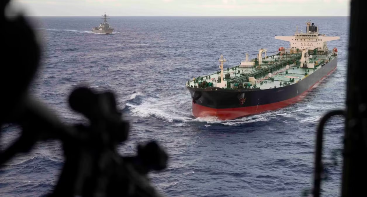 Lực lượng Mỹ ập lên kiểm tra tàu chở dầu Iran giữa đại dương - Ảnh 1.