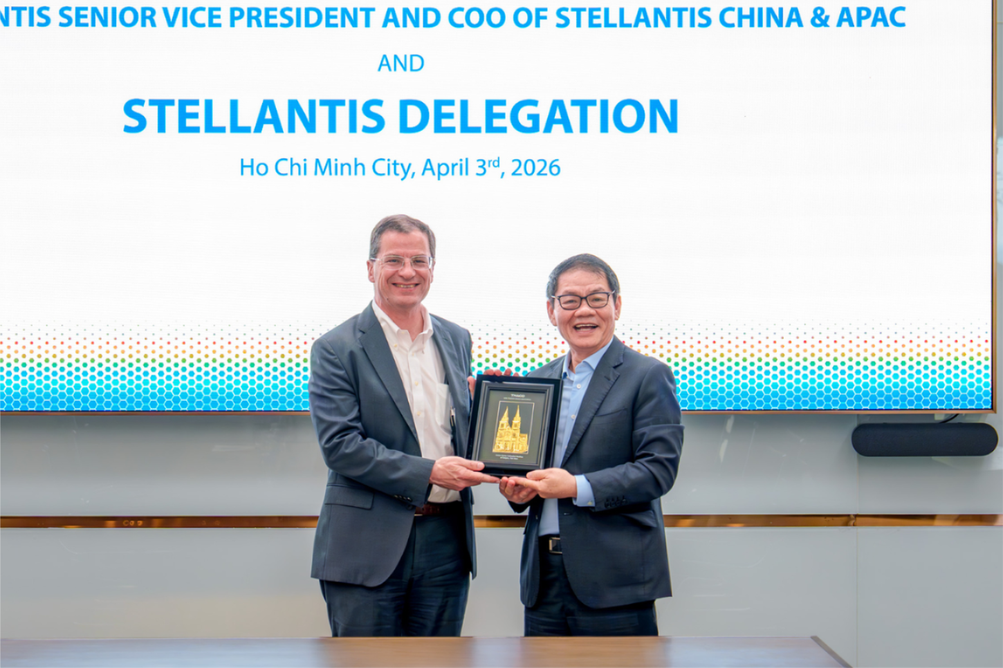 Lãnh đạo tập đoàn ô tô 25 tỷ USD sang tận Việt Nam để gặp ông Trần Bá Dương, cùng họp bàn chiến lược trước áp lực cạnh tranh