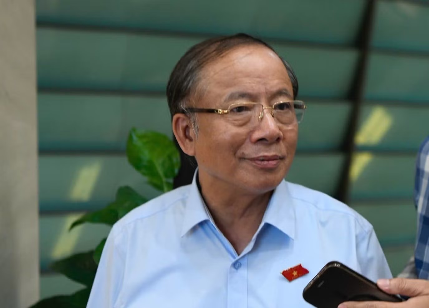 Đại biểu Quốc hội Nguyễn Văn Thân trao đổi với phóng viên. Ảnh: Như Ý Ngưỡng chịu thuế với hộ kinh doanh, mức nào phù hợp? - Ảnh 2.